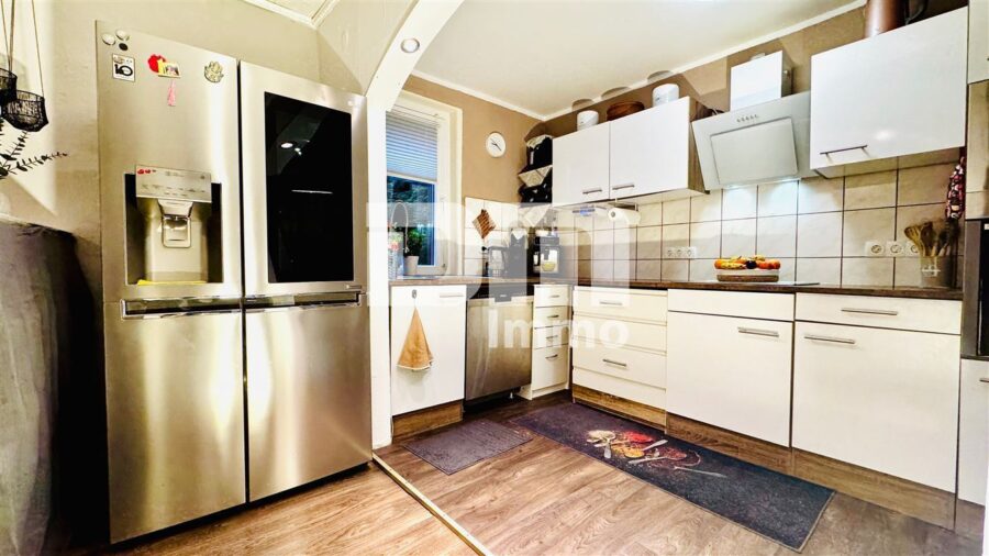 Schönes Ein- bis Zweifamilienhaus mit Gartenbereich, Terrasse + Balkon und Doppelgarage - EG Küche mit Einbauküche offen